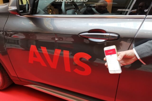 AVIS: Ξεκινά στην Ελλάδα την ενοικίαση αυτοκινήτου με το λεπτό – Πόσο θα κοστίζει