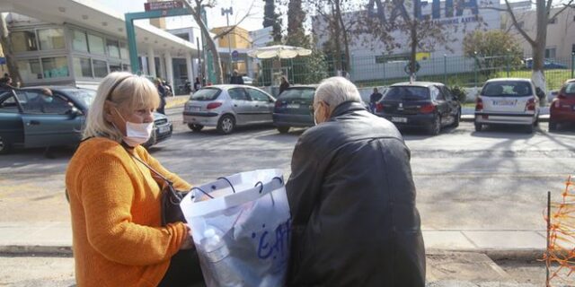 Κορονοϊός στη Θεσσαλονίκη: Ψάχνουν οδηγούς ταξί που μετέφεραν την 38χρονη – Εκδρομή είχε πάει ο γιος της