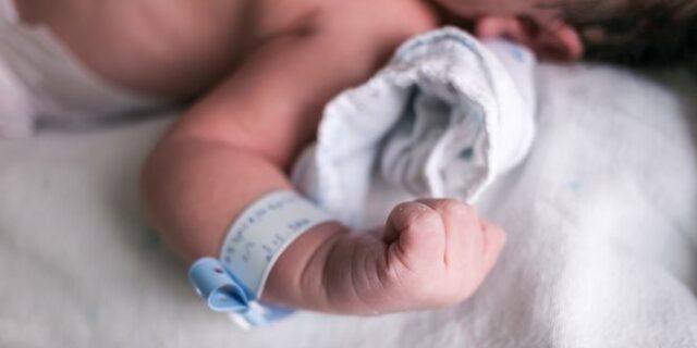 Αλλάζει η δήλωση γέννησης: ΑΜΚΑ και ΑΦΜ από το μαιευτήριο