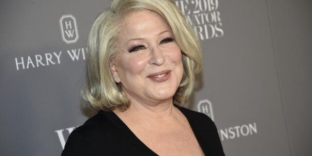 Μπέτι Μίντλερ κατά Τραμπ: “Ένα παράσιτο κέρδισε τις εκλογές”