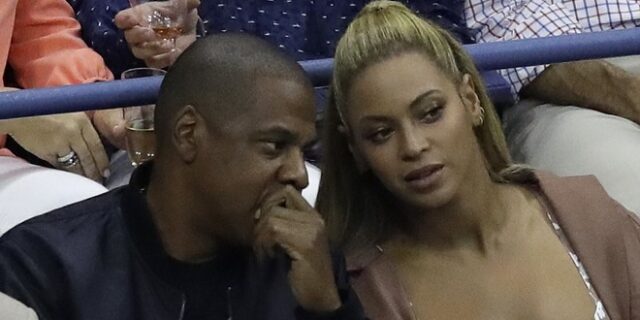 Super Bowl: Σάλος με Μπιγιόνσε και Jay-Z που παρέμειναν καθιστοί κατά τον Εθνικό Ύμνο