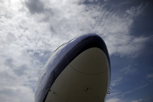 Τρόμος στον αέρα: Boeing με ρωγμή στο τζάμι του πιλοτηρίου επιστρέφει στη Μόσχα