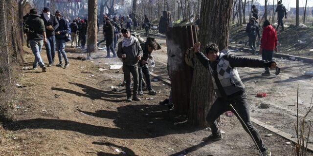 “Πόλεμος φθοράς” από τους Τούρκους – Μετανάστες έριξαν κομμάτι του φράχτη