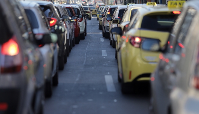 Κίνηση στους δρόμους: “Κόλαση” για τους οδηγούς στον Σκαραμαγκά λόγω τροχαίου