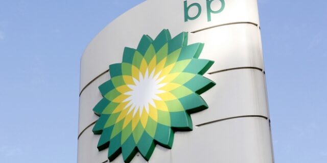 Λονδίνο: 100 ακτιβιστές της Greenpeace απέκλεισαν τα γραφεία της BP