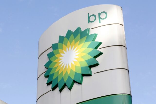 Λονδίνο: 100 ακτιβιστές της Greenpeace απέκλεισαν τα γραφεία της BP
