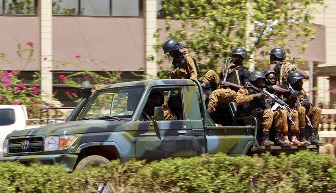 Μπουρκίνα Φάσο: Στρατιώτες με όπλα στους δρόμους και πυρά στην πρωτεύουσα