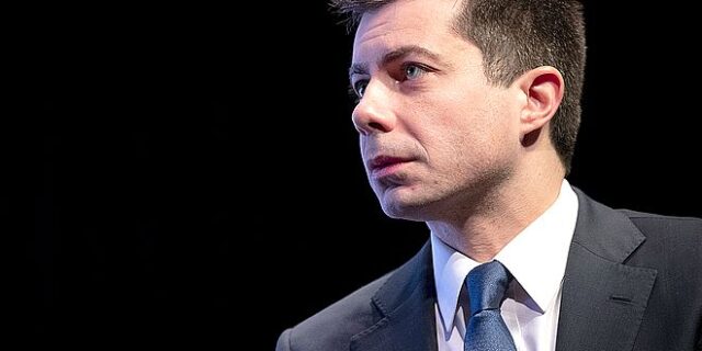 Αποσύρεται από την κούρσα των Δημοκρατικών ο Μπούντετζετζ