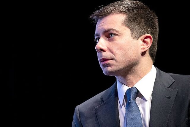 Αποσύρεται από την κούρσα των Δημοκρατικών ο Μπούντετζετζ