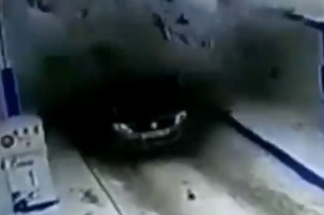 Ρωσία: Η στιγμή της έκρηξης αυτοκινήτου δίπλα σε αντλίες βενζινάδικου