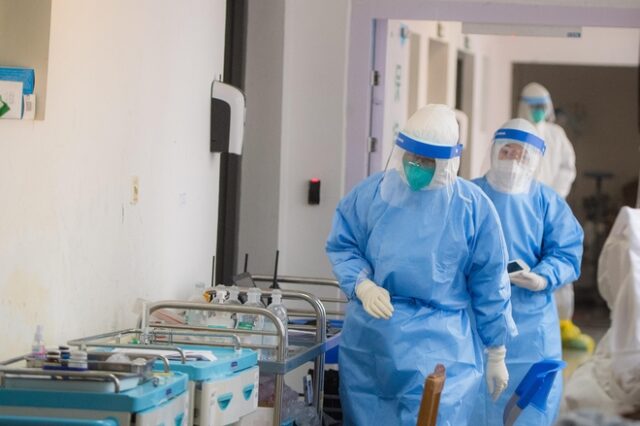 Κοροναϊός: Διαψεύδεται ο θάνατος του Κινέζου γιατρού που είχε προειδοποιήσει για τον ιό