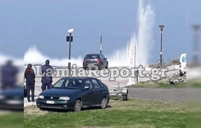 Καμένα Βούρλα: Η στιγμή της έκρηξης οβίδας μέσα στη θάλασσα