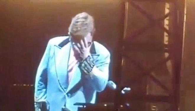 Ο Έλτον Τζον έχασε τη φωνή του σε συναυλία και ξέσπασε σε δάκρυα
