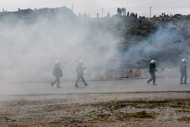 Μυτιλήνη: Μηχανήματα του Στρατού στο νησί – Συγκρούσεις πολιτών με την αστυνομία