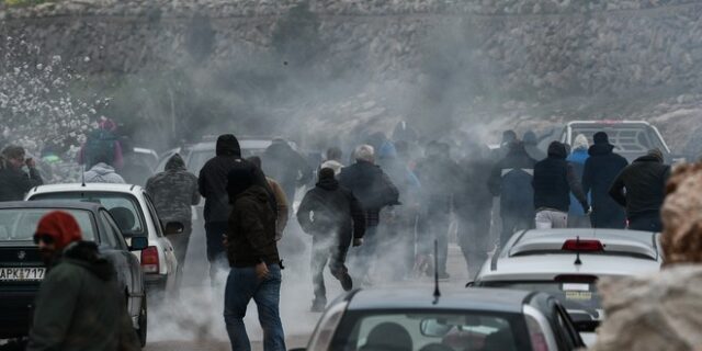 Νησιώτες “προδομένοι”, χούλιγκαν ΜΑΤατζήδες και πρόσφυγες σε ξερονήσια