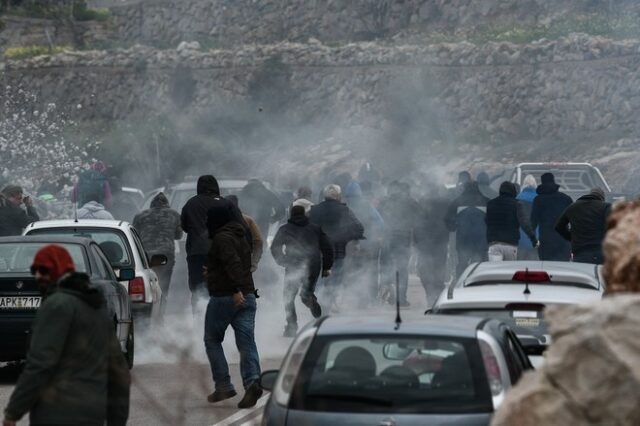 Νησιώτες “προδομένοι”, χούλιγκαν ΜΑΤατζήδες και πρόσφυγες σε ξερονήσια