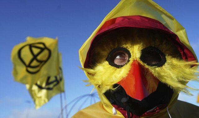 Βρετανία: Ακτιβιστές διαδήλωσαν ντυμένοι καναρίνια έξω από ανθρακωρυχείο