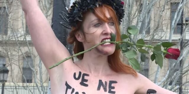 Γαλλία: Ακτιβίστριες Femen αλυσοδέθηκαν σε γέφυρα του Παρισιού