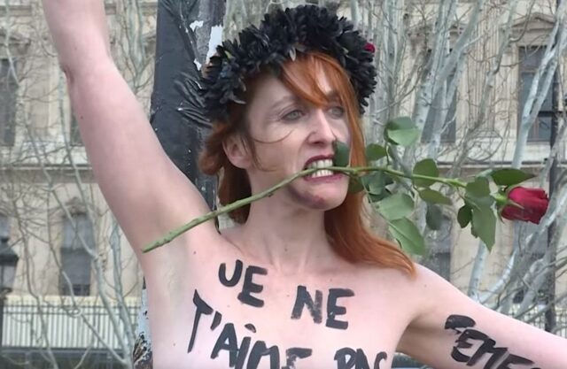 Γαλλία: Ακτιβίστριες Femen αλυσοδέθηκαν σε γέφυρα του Παρισιού