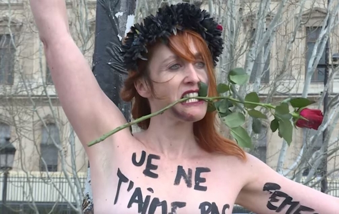 Γαλλία: Ακτιβίστριες Femen αλυσοδέθηκαν σε γέφυρα του Παρισιού