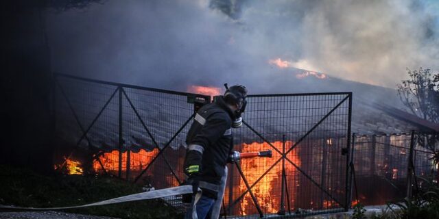 Φωτιά σε σπίτι στην Αρτέμιδα – Μια γυναίκα βγήκε σώα