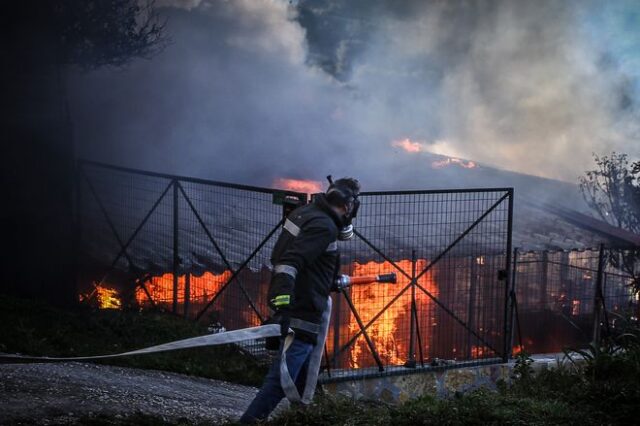 Φωτιά σε σπίτι στην Αρτέμιδα – Μια γυναίκα βγήκε σώα