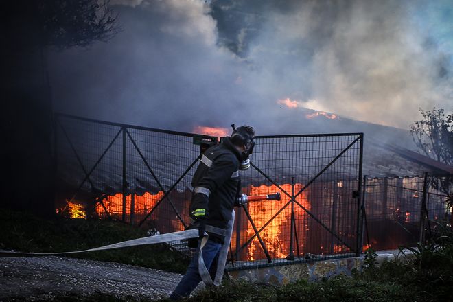 Φωτιά σε σπίτι στην Αρτέμιδα – Μια γυναίκα βγήκε σώα