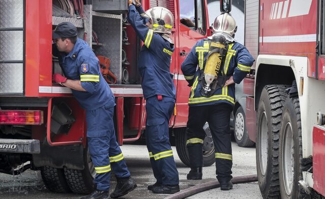 Τρία άτομα έπεσαν σε φρεάτιο οικοδομής στο κέντρο της Αθήνας