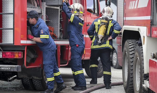 Τρία άτομα έπεσαν σε φρεάτιο οικοδομής στο κέντρο της Αθήνας