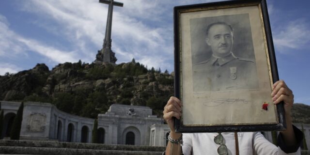 Ισπανία: Η κυβέρνηση απαγορεύει την εξύμνηση του Φράνκο