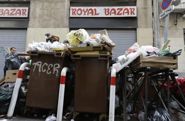 Γαλλία: “Πνίγονται” στα σκουπίδια Παρίσι και Μασσαλία λόγω απεργίας