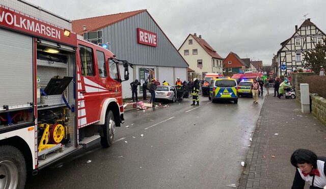 Γερμανία: Aυτοκίνητο έπεσε πάνω σε καρναβαλικό άρμα – Τουλάχιστον 30 τραυματίες