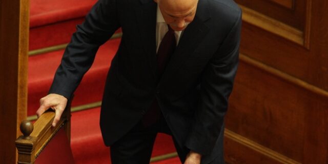 Γιώργος Παπανδρέου: Έπεσε από την καρέκλα του στη Βουλή – Πώς αντέδρασε