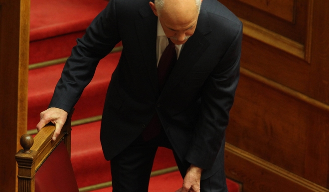 Γιώργος Παπανδρέου: Έπεσε από την καρέκλα του στη Βουλή – Πώς αντέδρασε