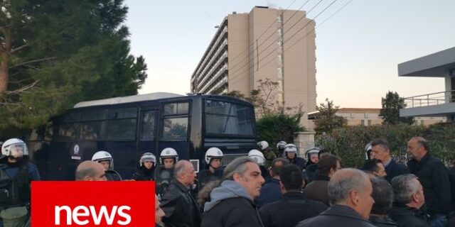 Συνέδριο ΓΣΕΕ: Επεισοδιακή έναρξη με ΠΑΜΕ, ΜΑΤ και αποκλεισμούς