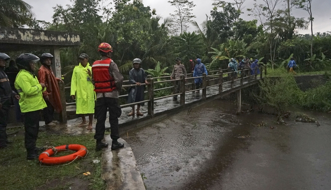 Τραγωδία στην Ινδονησία: Έξι μαθητές νεκροί σε ποτάμι