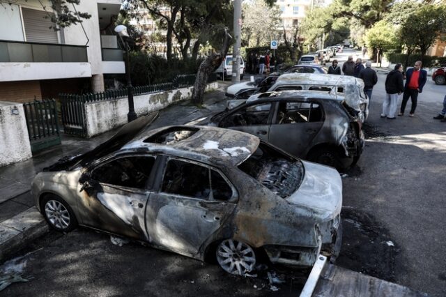 Καλλιθέα: Εμπρηστική επίθεση σε δύο αυτοκίνητα