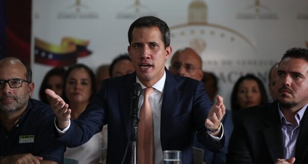 Βενεζουέλα: O Γκουαϊδό επέστρεψε στο Καράκας μετά από διεθνή περιοδεία