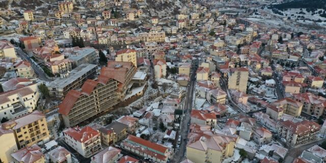 Εδώ έχει πάντα κρύο: Το ονειρικό Καρπενήσι από ψηλά