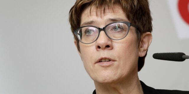 Καρενμπάουερ: Μένει μέχρι να φύγει από την ηγεσία του CDU