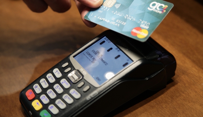 Τράπεζες: Αυξάνεται στα 50 ευρώ το όριο για ανέπαφες συναλλαγές με κάρτες