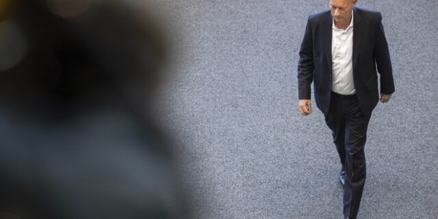 Γερμανία: “Σεισμός” από την εκλογή περιφερειακού πρωθυπουργού με ψήφους ακροδεξιάς και CDU