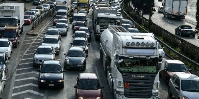 Κίνηση στους δρόμους: Στο “κόκκινο” ο Κηφισός – Πού υπάρχει μποτιλιάρισμα