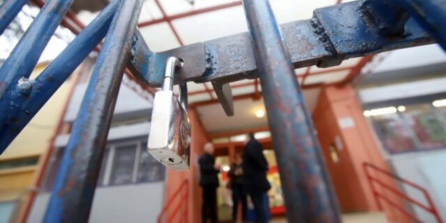 Κορονοϊός: Ανάκληση αδειών, κλειστό δημοτικό στη Θεσσαλονίκη – Ελέγχουν πολλά κρούσματα