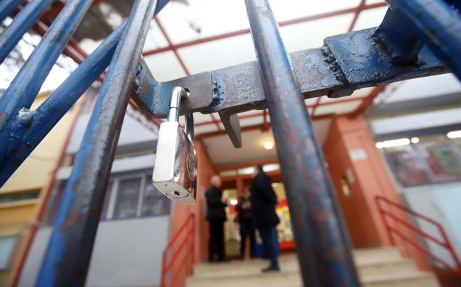Κορονοϊός: Ανάκληση αδειών, κλειστό δημοτικό στη Θεσσαλονίκη – Ελέγχουν πολλά κρούσματα