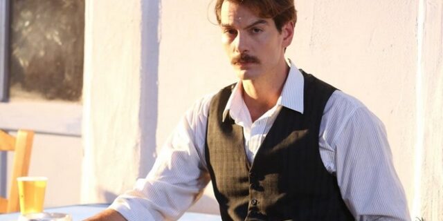 Άγριες Μέλισσες: Ο Γιάννης Κουκουράκης ποζάρει με μαγιό και εντυπωσιάζει