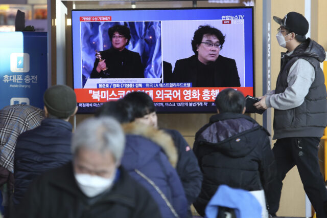 Όσκαρ 2020: Συγκινημένοι οι Νοτιοκορεάτες για τα “Παράσιτα” – “Υπέροχο να ακούς επινίκια ομιλία στα κορεατικά”