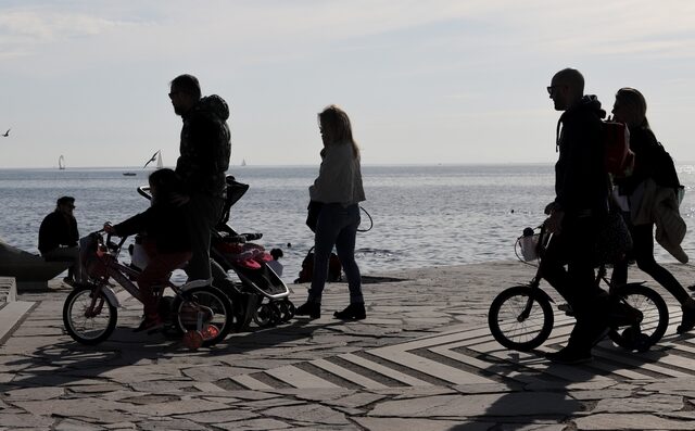 Έτσι διαλύθηκε η μεσαία τάξη – Χαμηλοί μισθοί και φορολογική αφαίμαξη