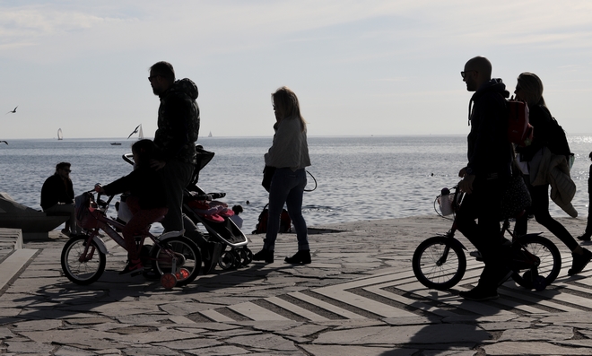 Έτσι διαλύθηκε η μεσαία τάξη – Χαμηλοί μισθοί και φορολογική αφαίμαξη