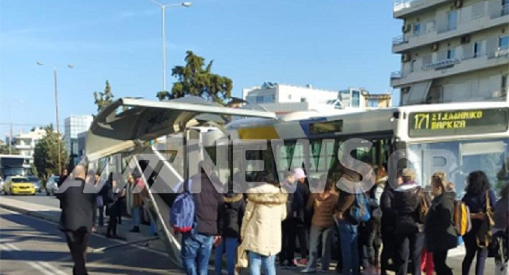 Παραλίγο τραγωδία στη Γλυφάδα: Λεωφορείο έπεσε πάνω σε στάση